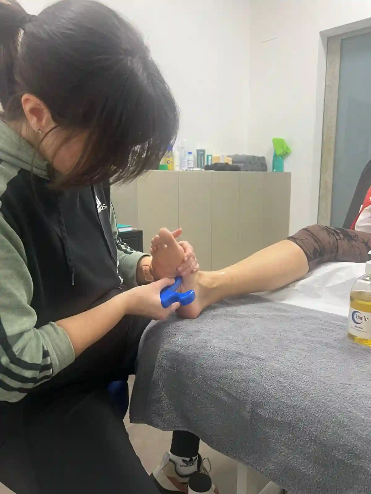 Lorena durante una sesión de fisioterapia en Health & Motion